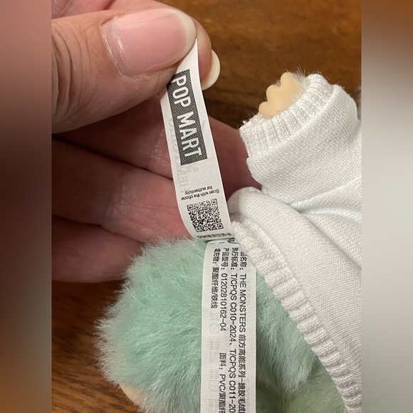 POP MART LABUBU BIE CONFIRMED SERENITY WITH OUTFIT, BOX BAG AND CARD - Picture 3 of 3